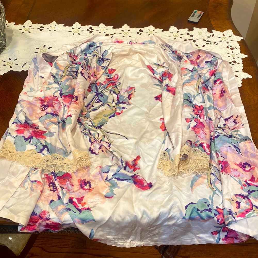 Floral Robe - Picture 2 of 9